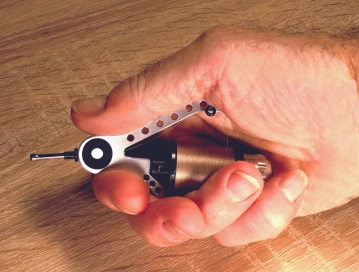 One way of holding the Hummingbird. A nice fit! One way of holding the Hummingbird. A nice fit!