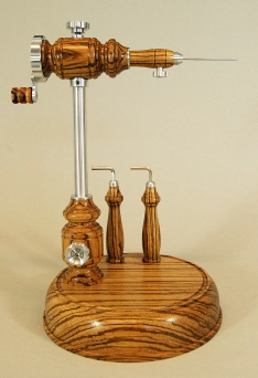 The tube-fly adapter in the vise The tube-fly adapter in the vise