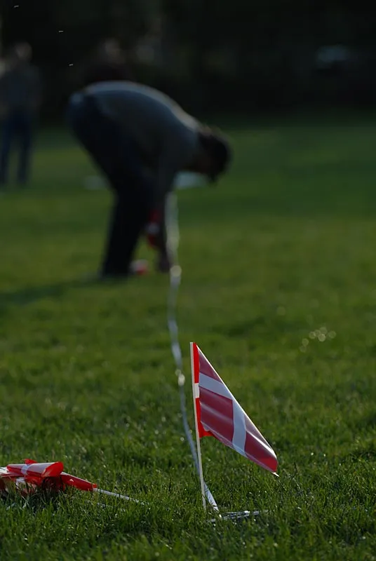 Flagging the casts - We poked small Danish flags into the ground to mark the different distances along the tape